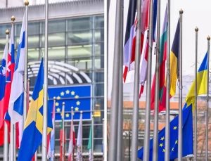 AB Komisyonu, Örebro’daki Saldırı İçin Bayrakları Yarıya İndirdi