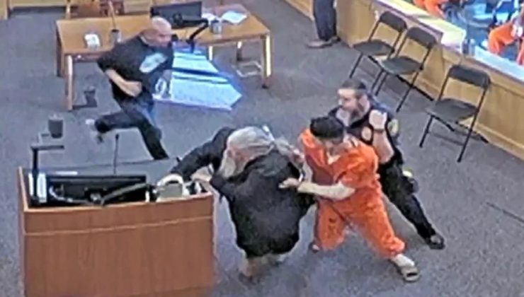 ABD’de acılı aile mahkemede kızlarının katiline saldırdı