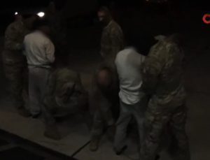 ABD’ye kaçak giren hatalı göçmenlerin Guantanamo’ya götürüldüğü anlar