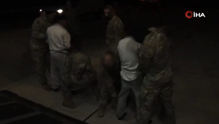 ABD’ye kaçak giren hatalı göçmenlerin Guantanamo’ya götürüldüğü anlar