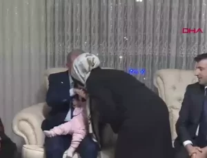 ADIYAMAN Cumhurbaşkanı Erdoğan evlerine kavuşan depremzede aileyi ziyaret etti (EK GÖRÜNTÜ EKLENDİ)