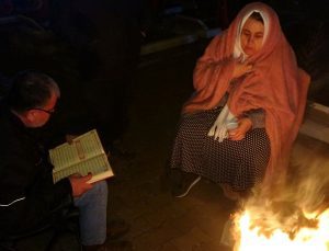 Afetin yıl dönümünde kaybettikleri yakınlarının mezarı başında dua ettiler