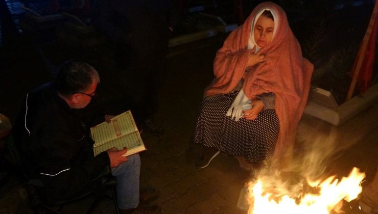 Afetin yıl dönümünde kaybettikleri yakınlarının mezarı başında dua ettiler