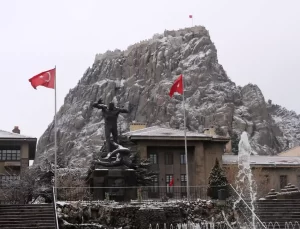 Afyonkarahisar’da Kar Yağışı Kenti Beyaz Örtüyle Kapatıyor