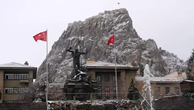 Afyonkarahisar’da Kar Yağışı Kenti Beyaz Örtüyle Kapatıyor