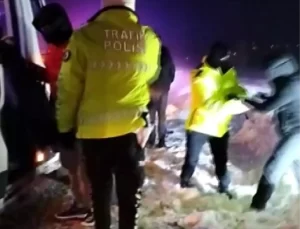 Aksaray’da Tipi, Araçları Karla Sapladı