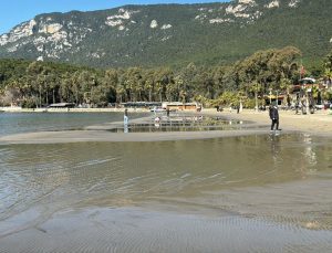Akyaka’da deniz suyu 30 metre çekildi