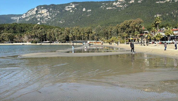 Akyaka’da deniz suyu 30 metre çekildi