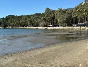 Akyaka’da Deniz Suyu 30 Metre Çekildi, Uzmanlar Endişeye Gerek Yok Dedi