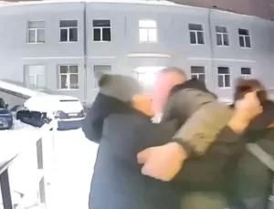 Aldatılan kadın, kocası ve metresine meydan dayağı attı