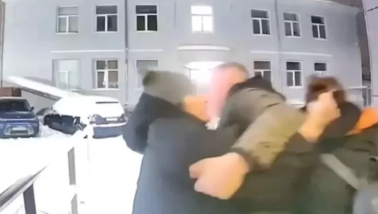 Aldatılan kadın, kocası ve metresine meydan dayağı attı