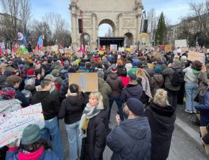 Almanya’nın birçok kentinde çok sağa karşı şovlar düzenlendi