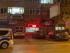 Altındağ’da Komşu Esnaflar Arasında Bıçaklı Kavga: 3 Yaralı