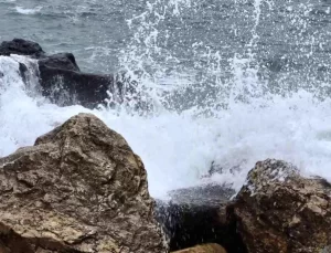 Amasra’da Dalgalar 3 Metreyi Aştı