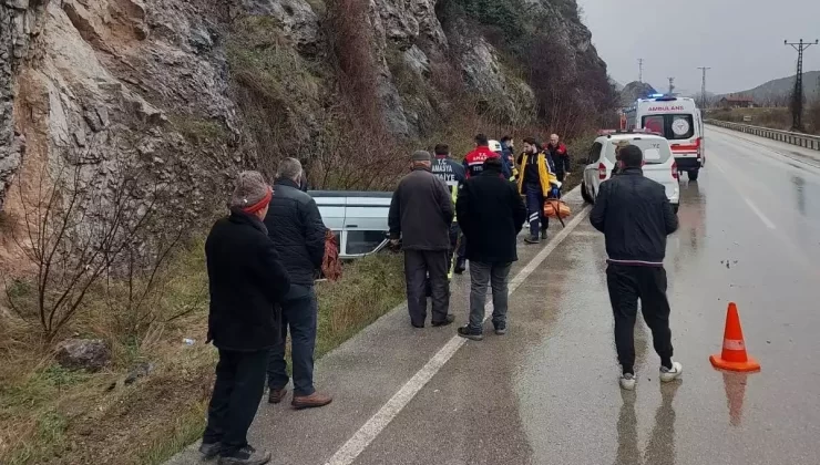 Amasya’da Araba Devrildi: 3 Yaralı