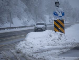 Anadolu Otoyolu ile D-100 kara yolunun Bolu Dağı geçişinde kar tesirli oluyor