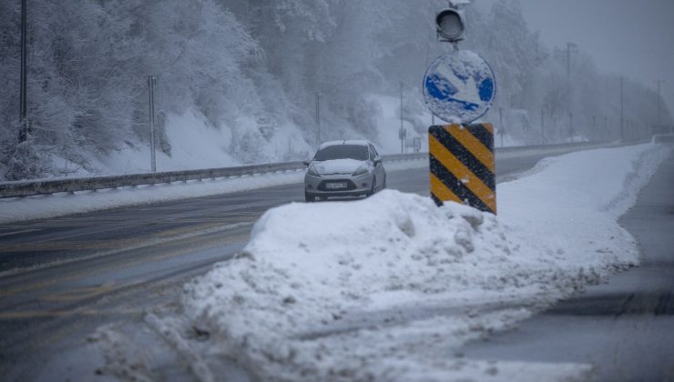 Anadolu Otoyolu ile D-100 kara yolunun Bolu Dağı geçişinde kar tesirli oluyor