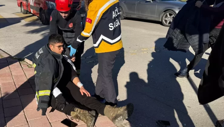 Antalya’da Kaza: Motosiklet Sürücüsüne İtfaiye Görevlisinden Yardım