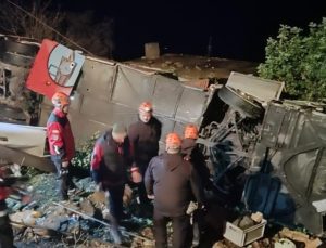 Antalya’da otobüs şarampole yuvarlandı: 8’i çocuk 33 kişi yaralı