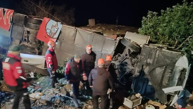 Antalya’da otobüs şarampole yuvarlandı: 8’i çocuk 33 kişi yaralı