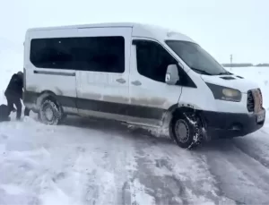 Ardahan’da Öğrenci Servisi Mahsur Kaldı