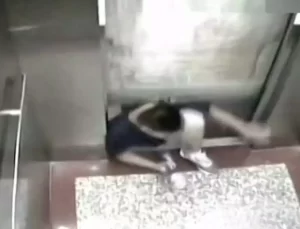 Asansöre sıkışan 17 yaşındaki öğrenci, feci şekilde can verdi