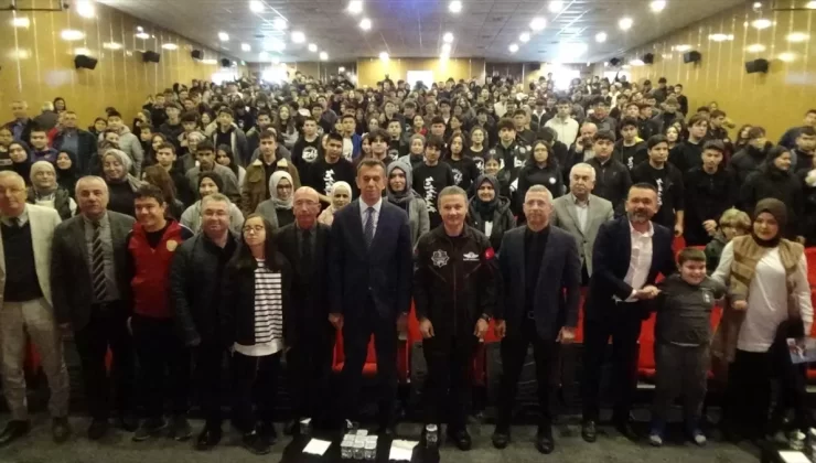 Astronot Gezeravcı Öğrencilerle Uzay Programını Paylaştı