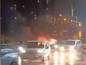 Ataşehir’de Seyir Halindeki Otomobil Yangın Çıkardı