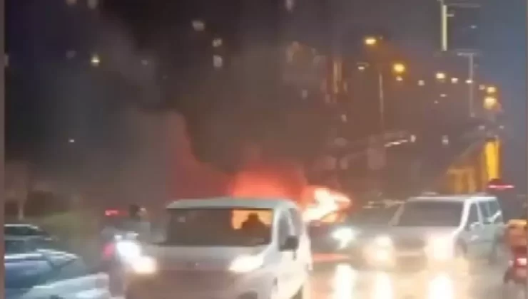 Ataşehir’de Seyir Halindeki Otomobil Yangın Çıkardı