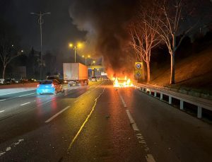 Avrupa Otoyolu’nda araç alev topuna döndü: Trafik yoğunluğu oluştu