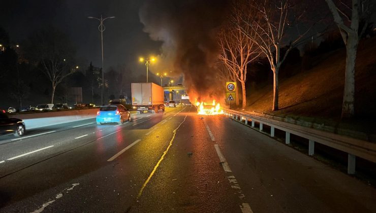 Avrupa Otoyolu’nda araç alev topuna döndü: Trafik yoğunluğu oluştu