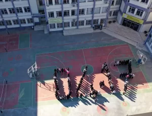 Aydın’da öğrenciler depremde hayatını kaybedenleri “04.17” koreografisiyle andı