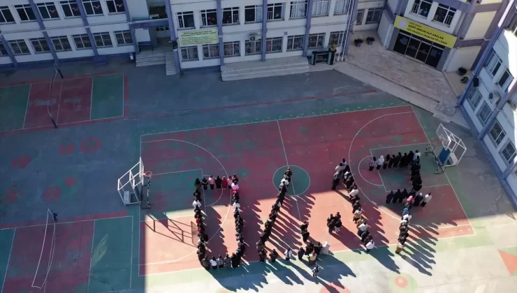 Aydın’da öğrenciler depremde hayatını kaybedenleri “04.17” koreografisiyle andı