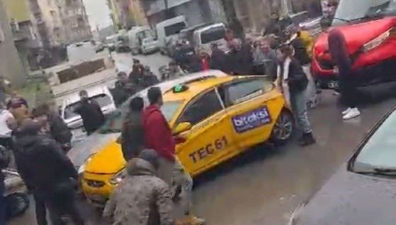 Aynasını kıran motokuryenin üzerine otomobilini sürdü