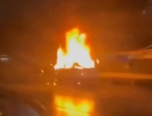 Bağcılar TEM Otoyolu’nda araba alev alev yandı