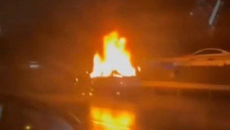 Bağcılar TEM Otoyolu’nda araba alev alev yandı