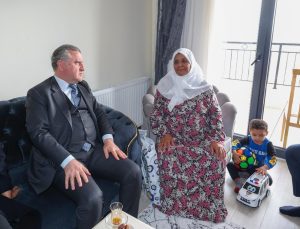 Bakan Aşkın Bak, depremzede aileye konuk oldu