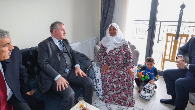 Bakan Aşkın Bak, depremzede aileye konuk oldu