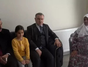 Bakan Bak, depremzede ailelerle buluştu