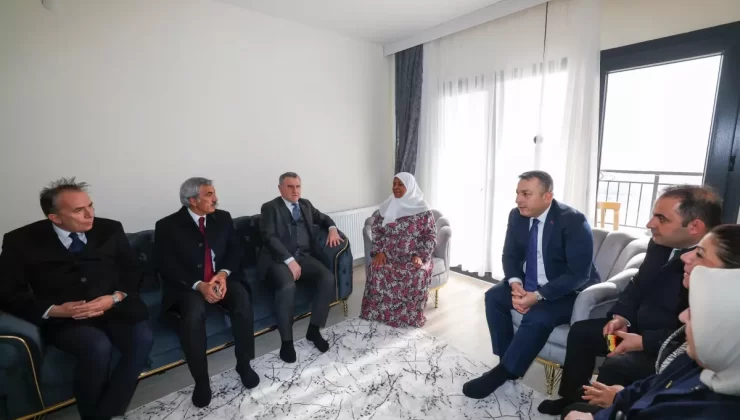 Bakan Bak: Depremzedeler yuvalarına kavuşana kadar durmayacağız (2)