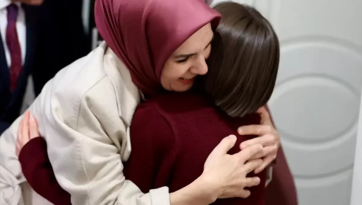 Bakan Göktaş, Koruyucu Aileyi Ziyaret Etti