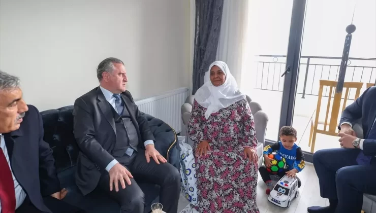 Bakan Osman Aşkın Bak, Kilis’te afetzedelerin evlerine misafir oldu