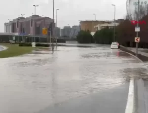 Bakırköy’de Su Borusu Patladı, Yollar Göle Döndü