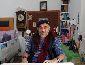 Balkondan düşünce hayatı değişti: 66 yaşındaki yaşlı adam engellerini resim çizerek ve kitap yazarak aşıyor