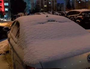 Başakşehir’de kar yağışı etkili oluyor; bazı araçlar yolda kaldı