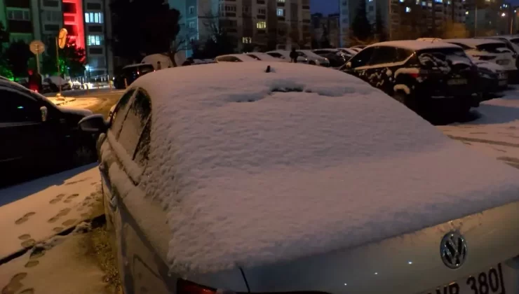 Başakşehir’de kar yağışı etkili oluyor; bazı araçlar yolda kaldı