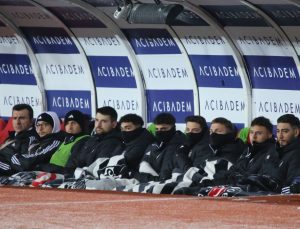 Beşiktaşlı futbolcular battaniyeye sarıldı