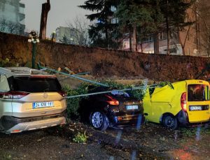 Beşiktaş’ta istinat duvarı, park halindeki 8 aracın üzerine devrildi