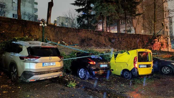 Beşiktaş’ta istinat duvarı, park halindeki 8 aracın üzerine devrildi