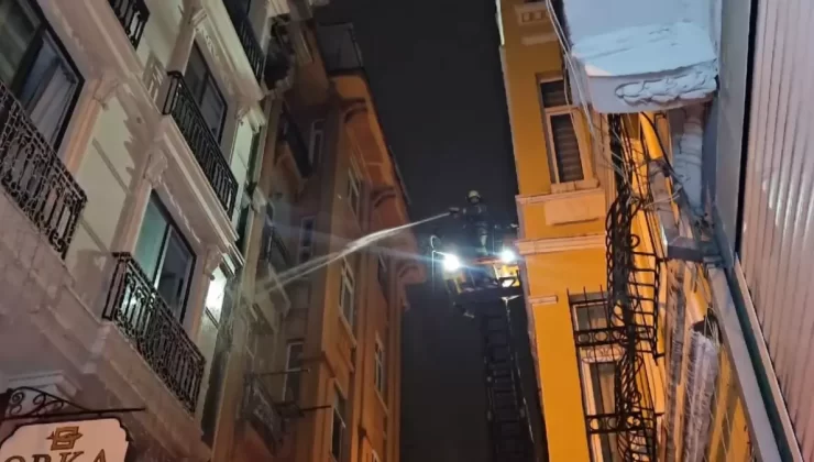 Beyoğlu’ndaki Otelde Yangın: Müşteriler Tahliye Edildi